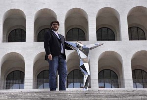Daniele Basso con la scultura Tempus Angulare