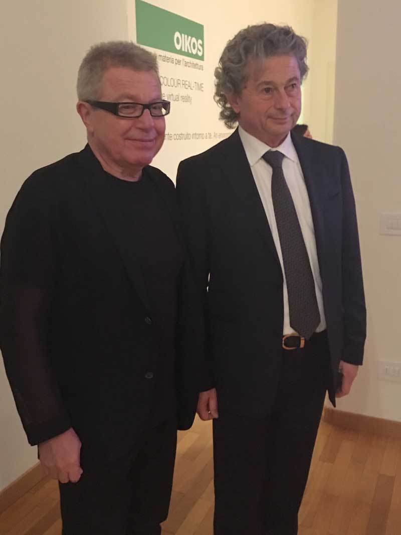 Il presidente di Oikos, Claudio Balestri, con Daniel Libeskind, che ha curato la collezione LxO per l'azienda
