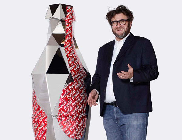 Dall’artista Basso una scultura per Coca Cola