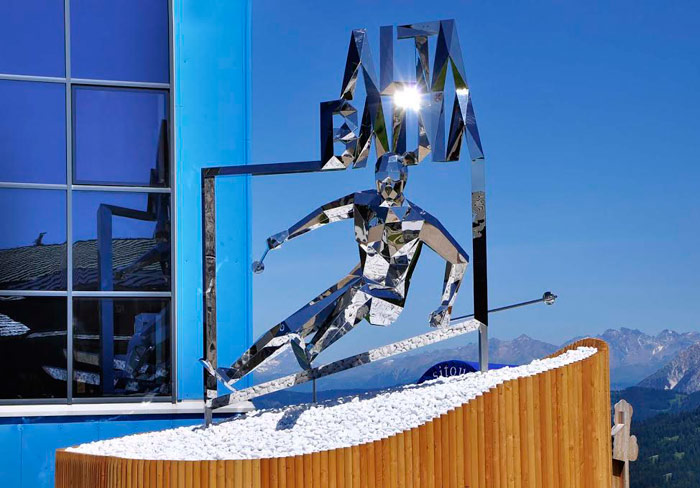 Basso firma Gigant, la scultura-sciatore