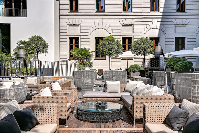 B&B Italia per l’outdoor del Bulgari Hotel
