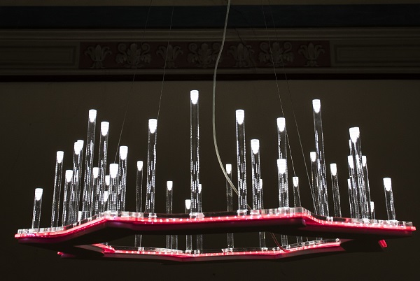 Kriladesign rivisita i chandelier con Old Age