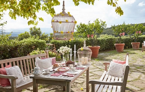 Villeroy&Boch porta a tavola con fiori e frutta di stagione