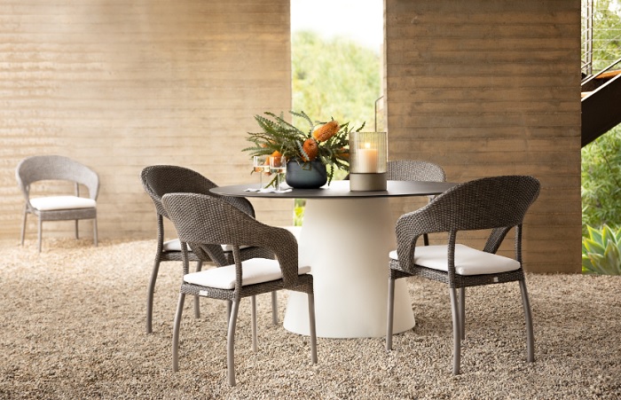 Con Akuu sedute intrecciate a mano per Janus et Cie