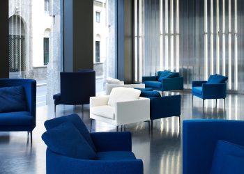 Gallery Living Divani, vetrine specchianti e arredi conviviali