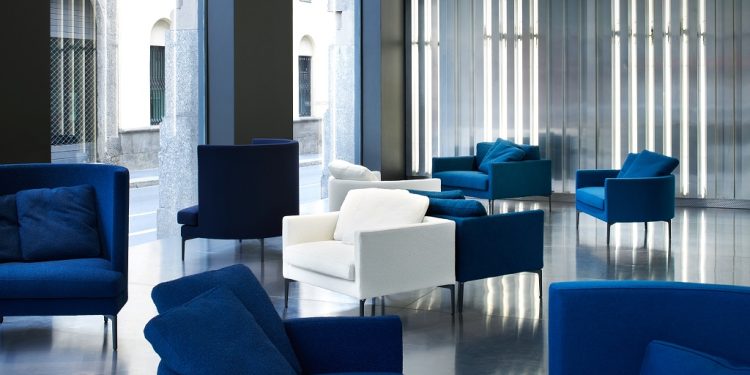 Gallery Living Divani, vetrine specchianti e arredi conviviali