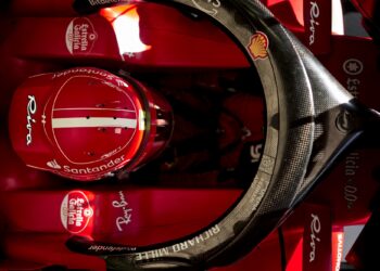 Riva per Ferrari, un filorosso e acquamarina per la F1