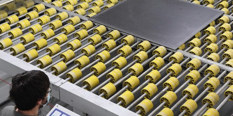 In Italia e in Spagna i distretti ceramici fanno i conti con la domanda in frenata