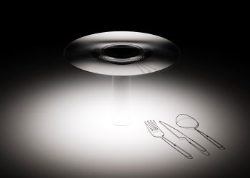 Davide Groppi presenta Vis à Vis, lampada dalle trasparenze aliene