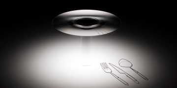 Davide Groppi presenta Vis à Vis, lampada dalle trasparenze aliene