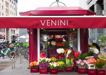 Venini apre un temporary flower shop in Piazza San Babila
