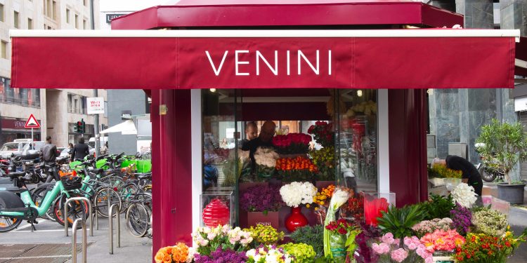 Venini apre un temporary flower shop in Piazza San Babila