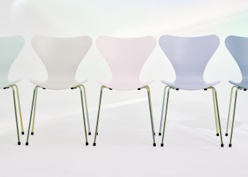 Fritz Hansen festeggia i 70 anni della sedia Serie 7