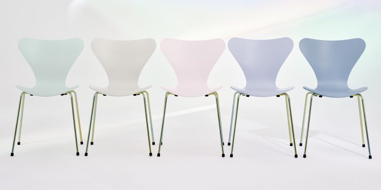 Fritz Hansen festeggia i 70 anni della sedia Serie 7