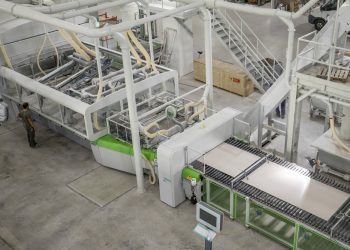 Ceramica italiana: investimenti in calo del 19,4% per le piastrelle nel 2024