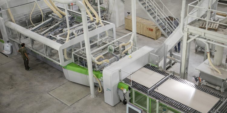 Ceramica italiana: investimenti in calo del 19,4% per le piastrelle nel 2024
