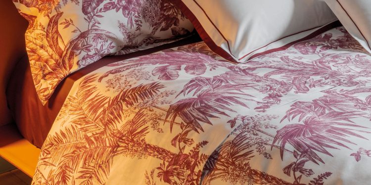 La collezione Jungle Whisper di Fazzini si tinge di burgundy