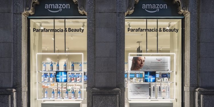 A Milano 967 Arch firma la prima parafarmacia di Amazon