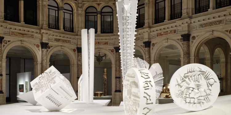 Arnaldo Pomodoro, Milano celebra il centenario con una mostra alle Gallerie d’Italia