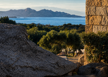 Monolithe, il lusso materico della Costa Smeralda tra pietra e architettura
