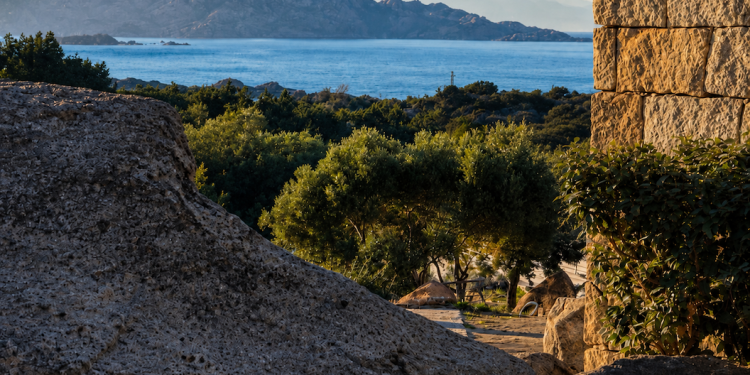 Monolithe, il lusso materico della Costa Smeralda tra pietra e architettura